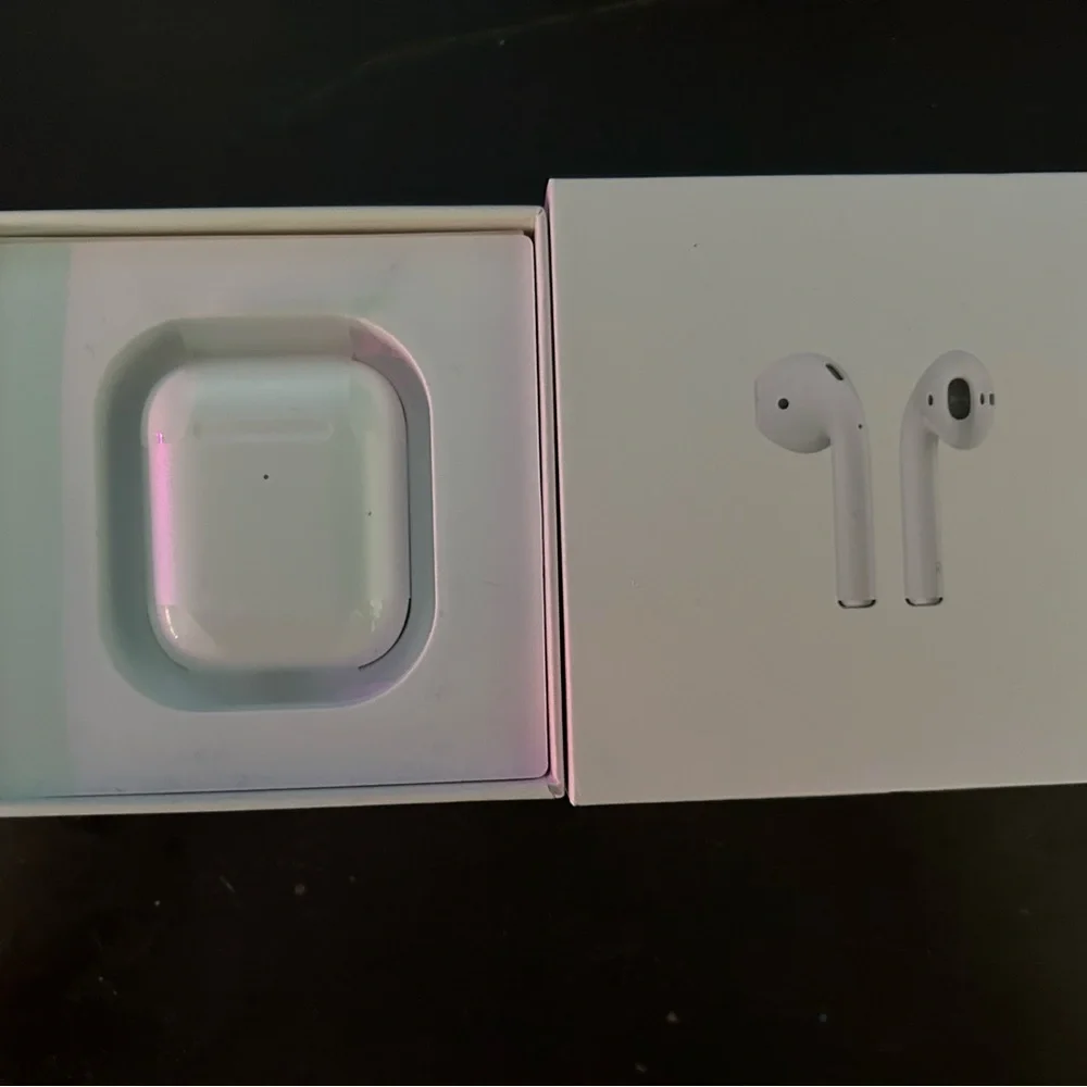 Apple AirPods with Wireless Charging Case - Classic White